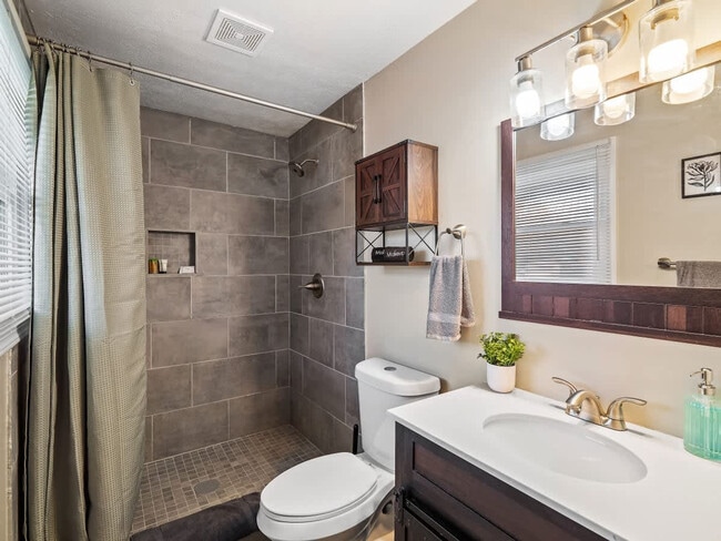 Building Photo - 4861 Pineview Dr