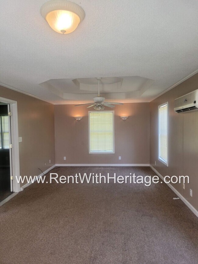 Building Photo - GREAT HOME / 3 BEDROOMS AND BONUS ROOM / GREAT LOCATION /  PRIVATE FENCED YARD