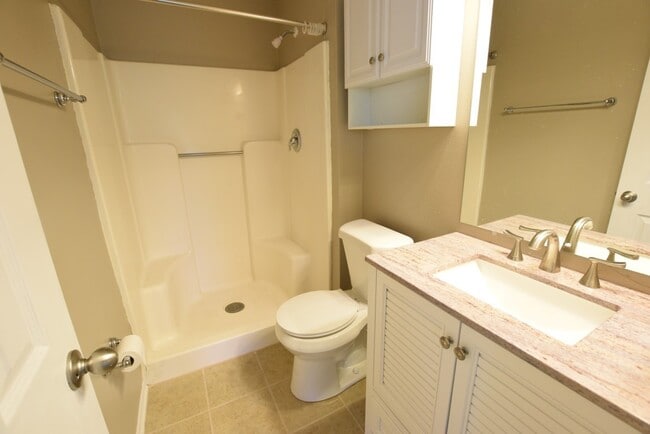 Building Photo - 870 Farrington Dr
