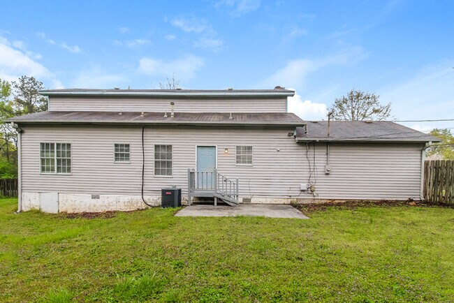 Building Photo - 2175 Red Rose Ln