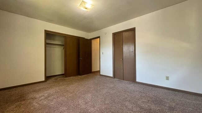 Building Photo - $1,300 | 2 Bedroom, 1 Bathroom Apartment |...