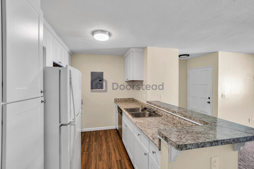 Building Photo - 2521 W Sunflower Ave