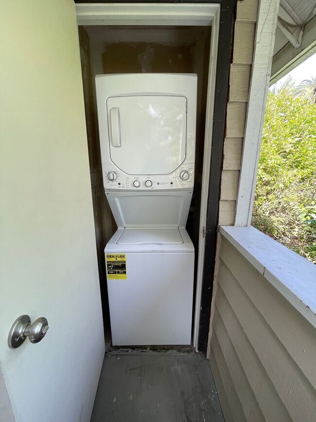 Building Photo - Amazing Location, Central Heat and Air, Washer & Dryer, Must See!