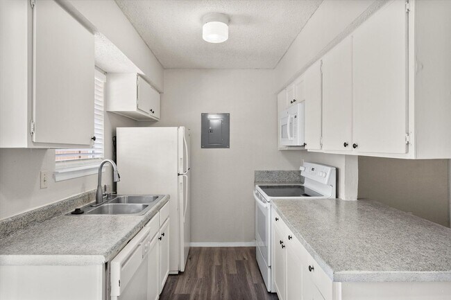 Building Photo - 8000 Cambridge Cir