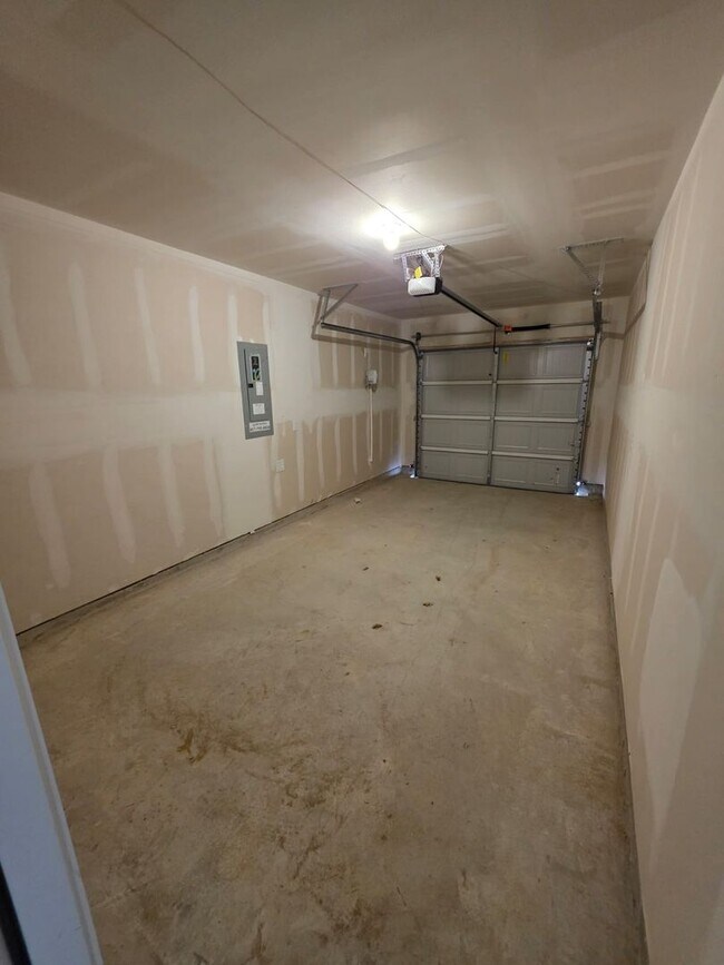 Building Photo - NEWLY BUILT 3 bedroom 2.5 Bath *2 MONTHS O...