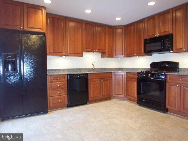 Building Photo - 8502 Lakinhurst Ln