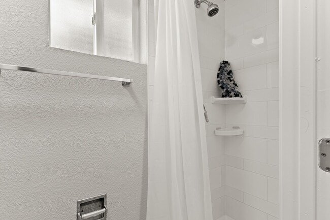 Building Photo - Remodeled 4-Bedroom House w/ Private Yard in Oakland