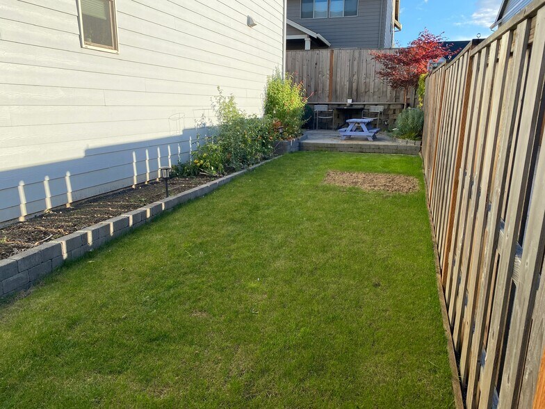 Side yard - 608 E Taylor Dr