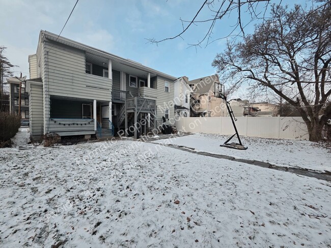 Building Photo - 168 W River St