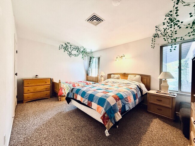 Building Photo - Available August 1st! Beautiful fully furnished single-story home located in the prestigious Span...