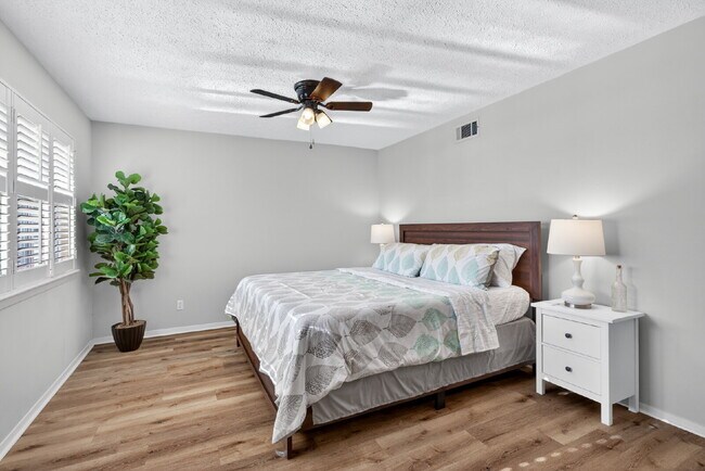 Building Photo - 5 Dorchester Ct