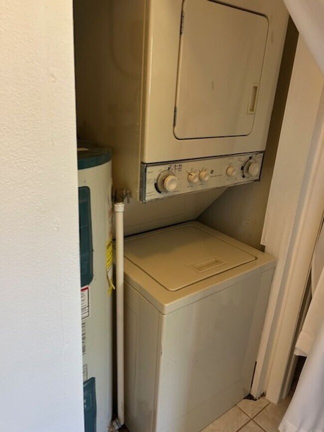 Building Photo - Well maintained 2/2 condo in 55+ community