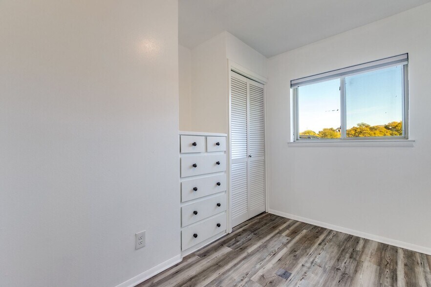 Building Photo - 4012 Tennis Club Rd