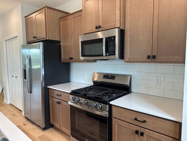 Building Photo - Rare Rogers 3 bed brand new town house for lease!!!