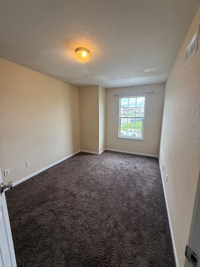 Building Photo - Charming Townhome, Prime Location, Cozy Li...