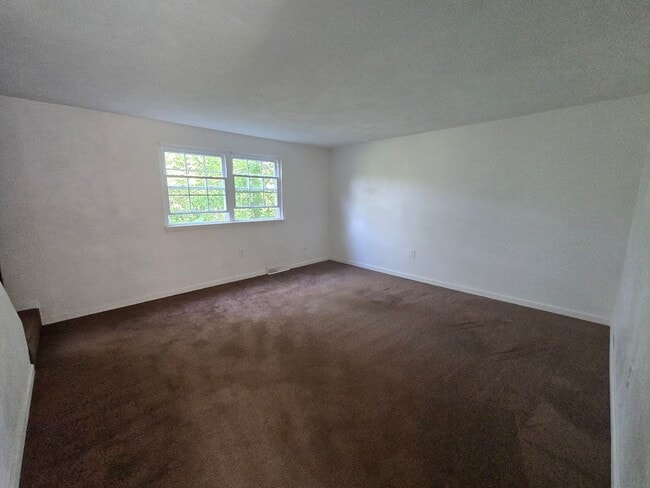 Building Photo - Beautiful three bedroom townhouse - Hempfi...