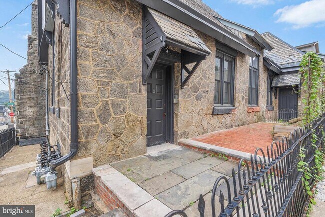 Building Photo - 3849 Terrace St