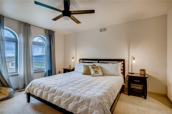 Building Photo - Gorgeous Townhouse in Breathtaking Solterr...