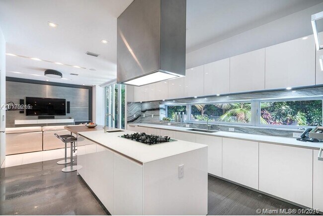 Building Photo - 3503 Banyan Cir