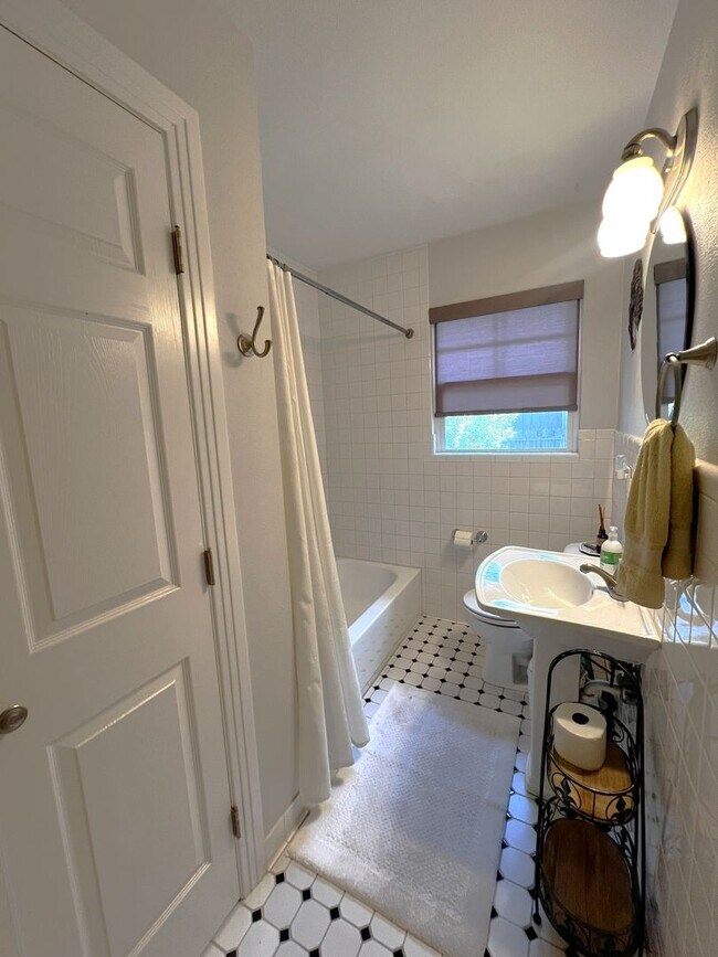 Building Photo - Furnished 2/2 Home in Crestview 3-12 month lease terms available