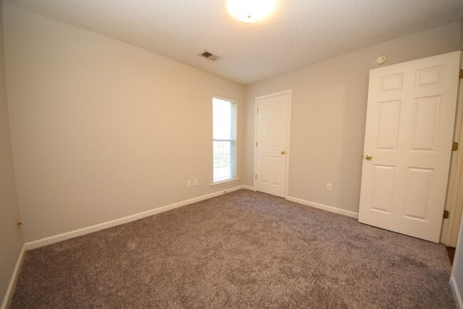 Building Photo - Great curb appeal home with 3 beds and 2 b...