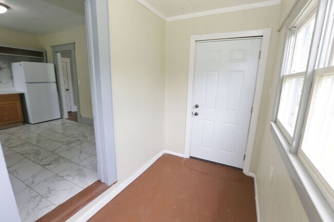Building Photo - Spacious 4-Bedroom Home with Modern Upgrad...