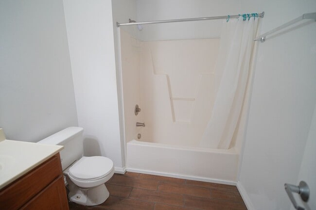 Building Photo - 3 Bed / 3 Bath Condo in Gated Community