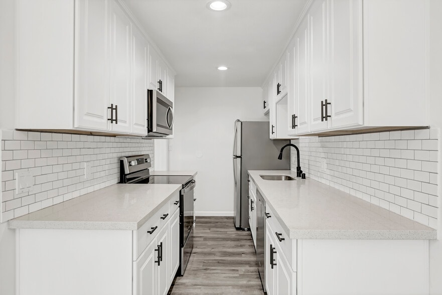 Building Photo - 10607 Des Moines Memorial Dr S