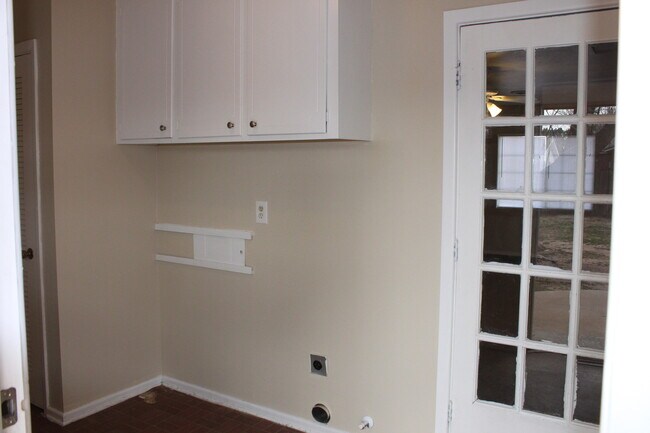 Building Photo - Available February. Large game room in back w/ electricity