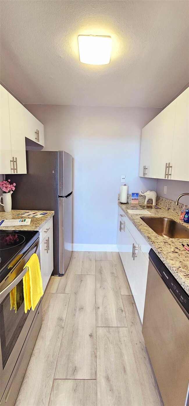 Building Photo - 2000 NE 135th St