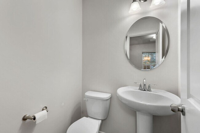 Building Photo - Spaciously Modern Tri Level Townhome for Rent in North Everett