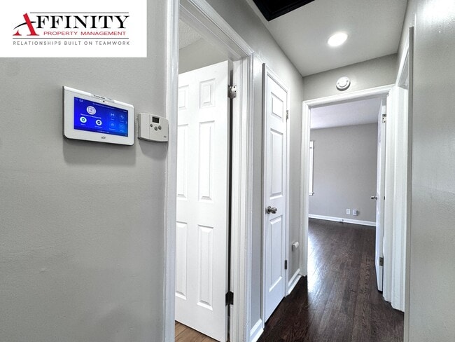 Building Photo - 5625 N Amoret Ave