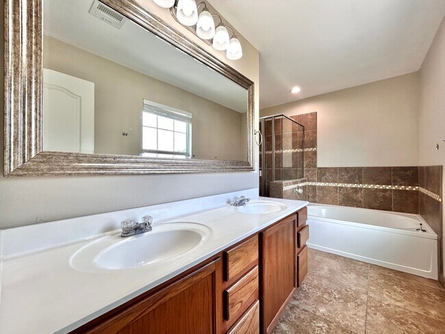 Building Photo - Spacious 4/BR 2.5/BA Home with Large Fence...