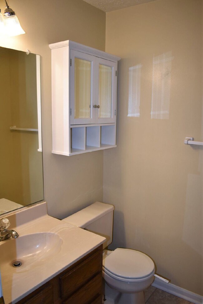 Building Photo - 2 BR, 2 BA Pemberton Oaks Condo