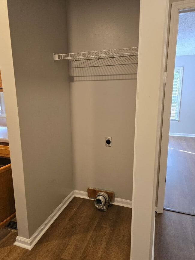 Building Photo - NEW LISTING!!!!!