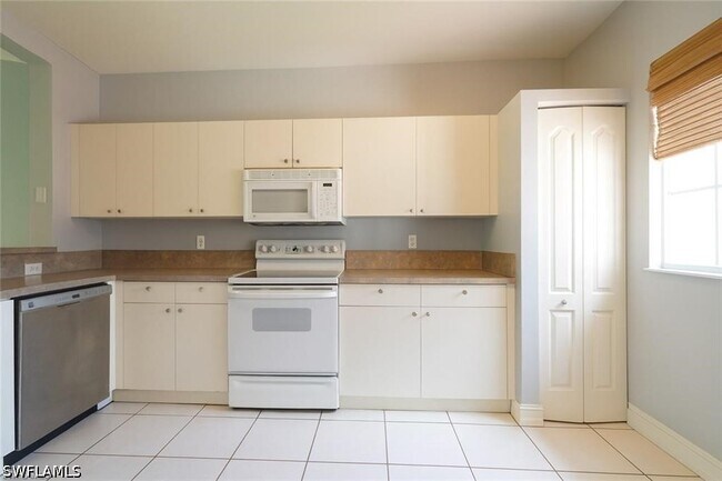 Building Photo - 700 Luisa Ln