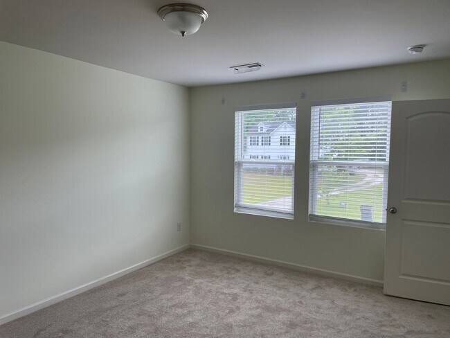 Building Photo - 75 Shamrock Dr SW