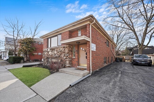 Building Photo - 69 E Quincy-2