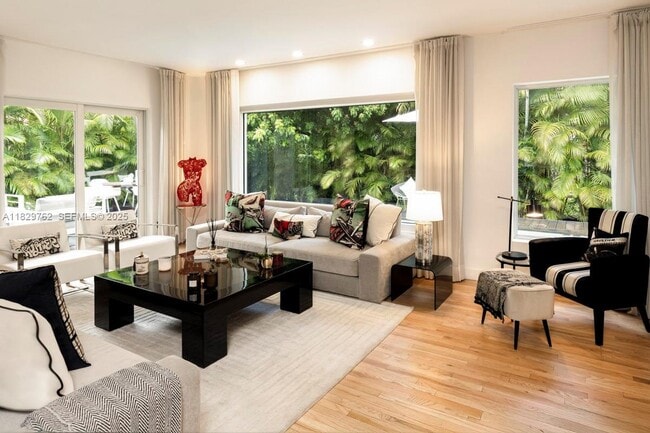 Building Photo - 1535 Robbia Ave