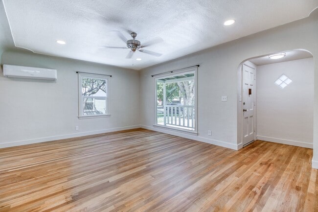 Building Photo - Remodeled La Loma Bungalow!