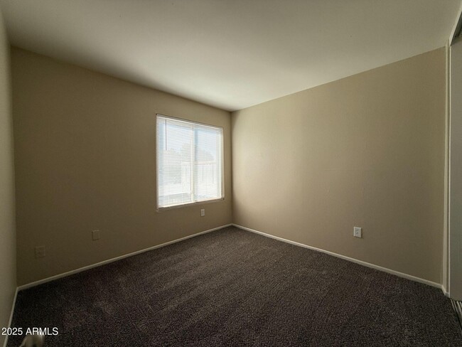 Building Photo - 2415 W Greenway Rd