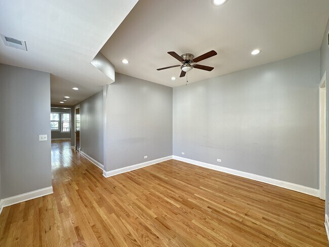 Building Photo - 4452 N Sheridan Rd