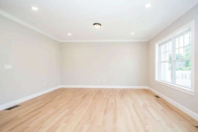 Building Photo - 3 bed 2.5 bath home available