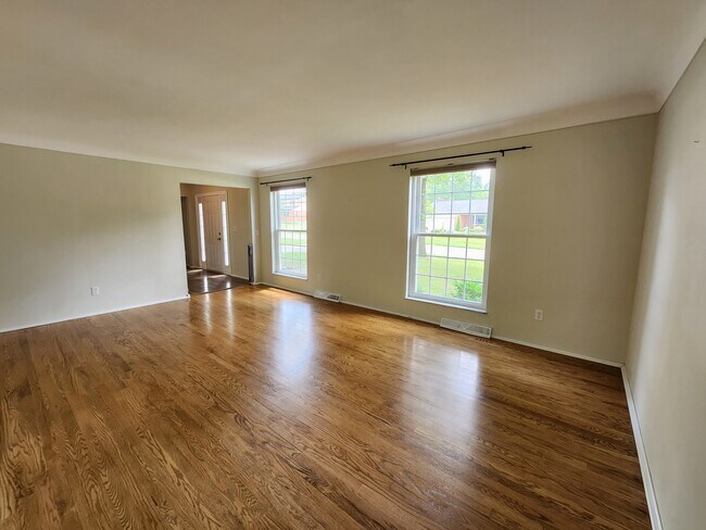 Building Photo - 720 Woodfield Dr