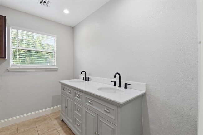 Building Photo - 1406 Grand Valley Dr