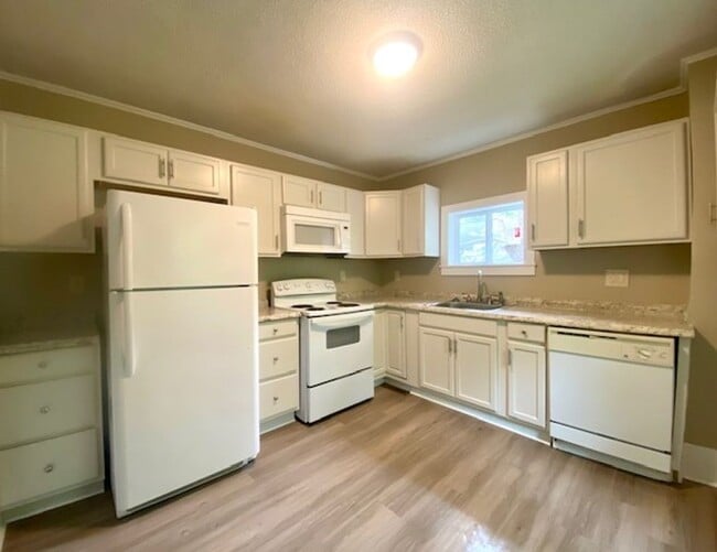 Building Photo - 1/2 MONTH FREE * 2-Bed 2 bath | 5 Minutes to Downtown) Yard wk included