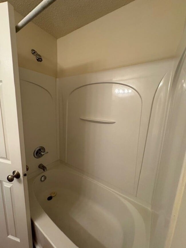 Building Photo - READY TO MOVE IN! 2 Beds 2 Baths!