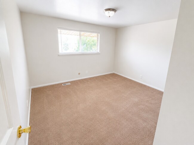Building Photo - 1435 S 320 E