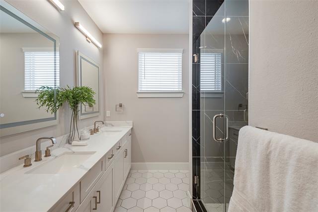 Building Photo - 1423 N Carroll Ave