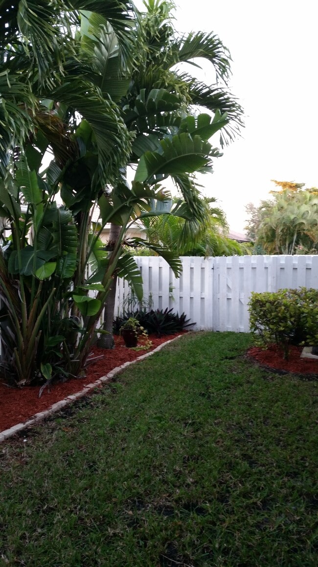 Building Photo - 350 E Coral Trace Cir